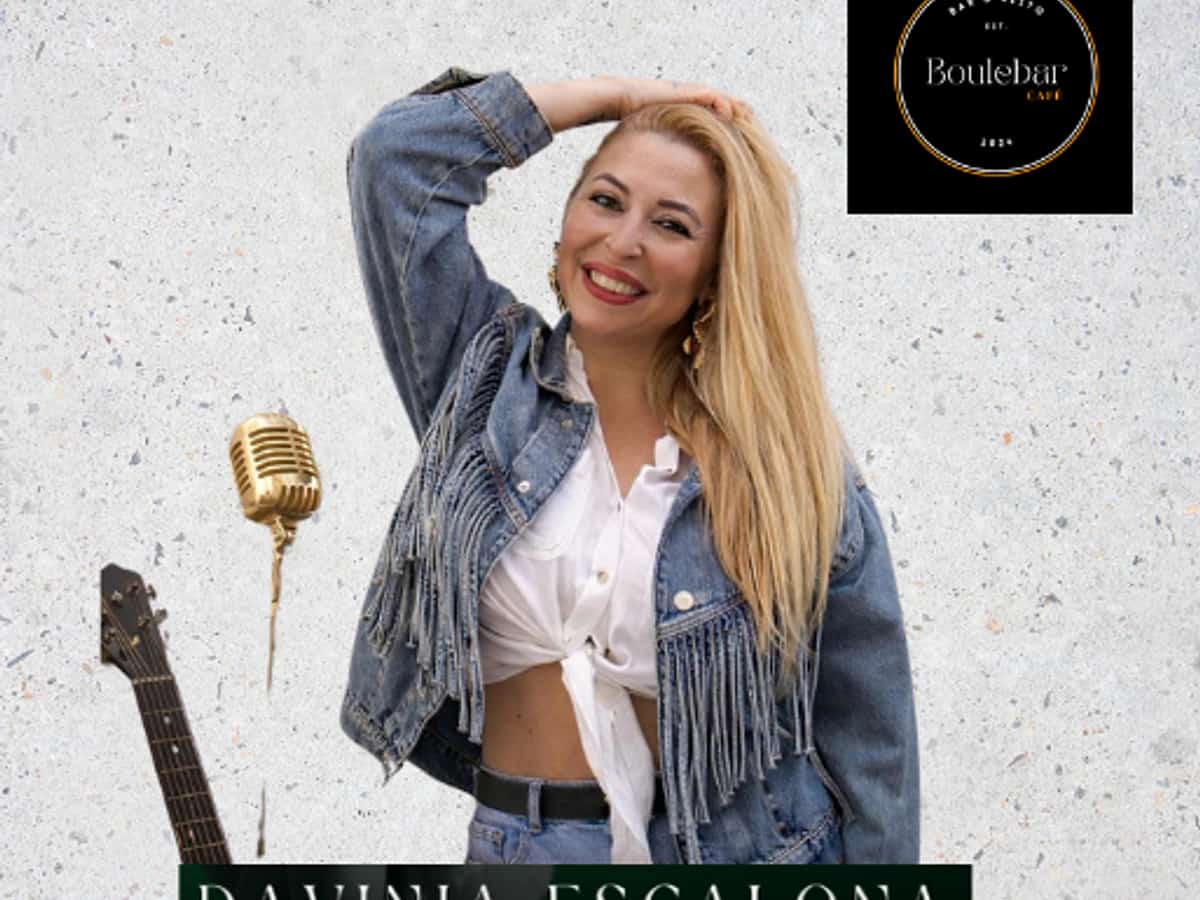 Cartel de música en vivo en San Pedro Alcántara: Davinia Escalona en directo en Boulebar Café, plan de tarde en Marbella con terraza y música en vivo.