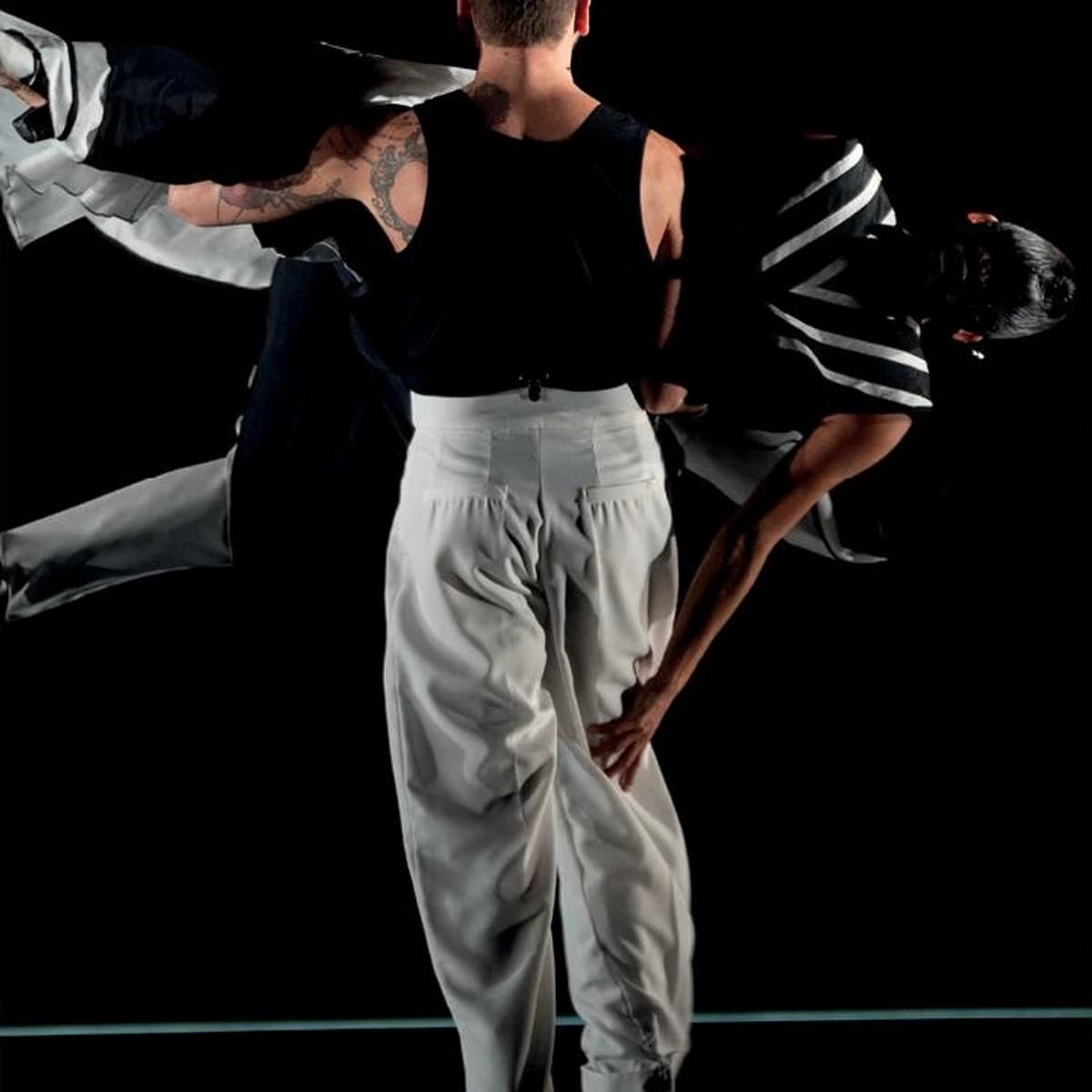 Bailarines de flamenco y músico actuando en Marbella 2026