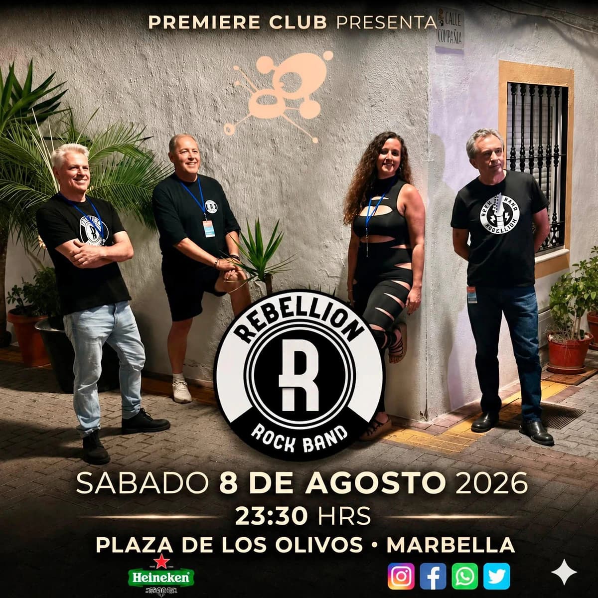Cartel de Rebellion Rock Band en Premiere Club Marbella con cuatro integrantes posando junto al logotipo circular de la banda. El concierto se anuncia para el sábado 8 de agosto de 2026 a las 23:30 h en Plaza de los Olivos.