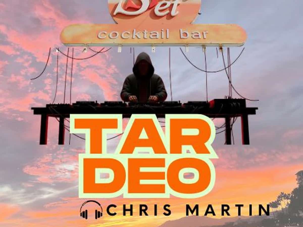 DJ actuando durante el atardecer en Sunset Cocktail Bar del Puerto Deportivo de Marbella durante un tardeo con vistas al mar y ambiente musical junto a la playa.