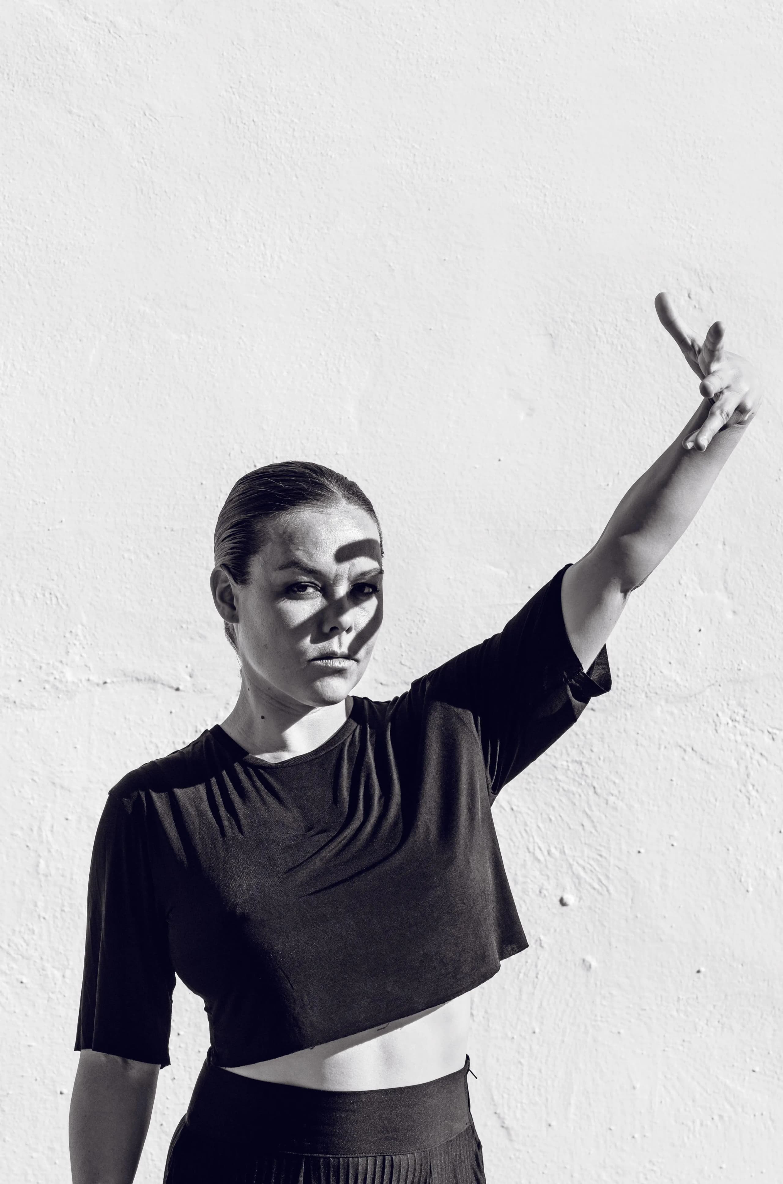 Rocío Molina interpretando Calentamiento en Málaga 2026, danza flamenca contemporánea con cantaores y músicos en directo