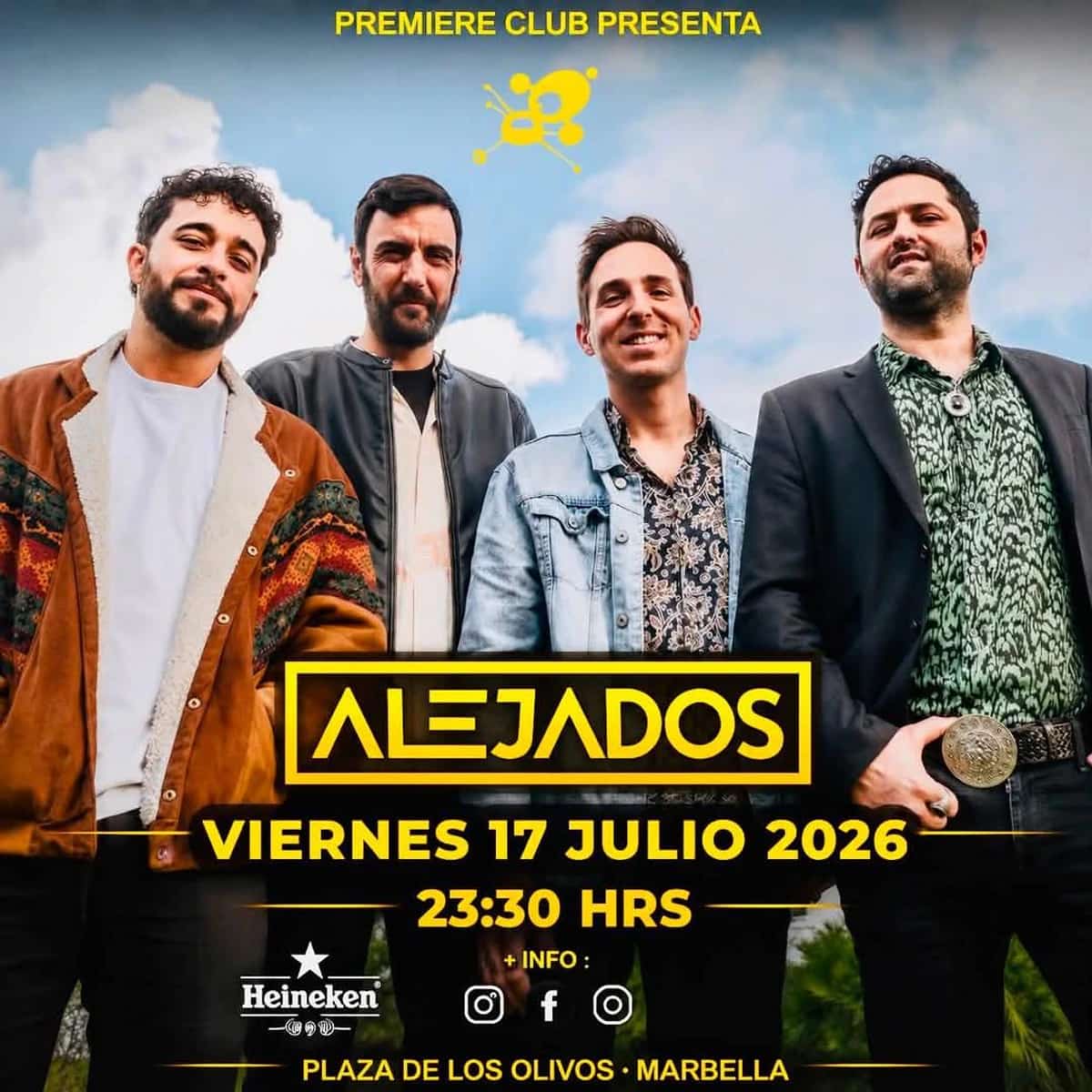Cartel promocional de Alejados en Premiere Club Marbella con cuatro miembros de la banda posando bajo un cielo azul, el nombre del grupo en letras amarillas y el concierto del viernes 17 de julio de 2026 a las 23:30 h.