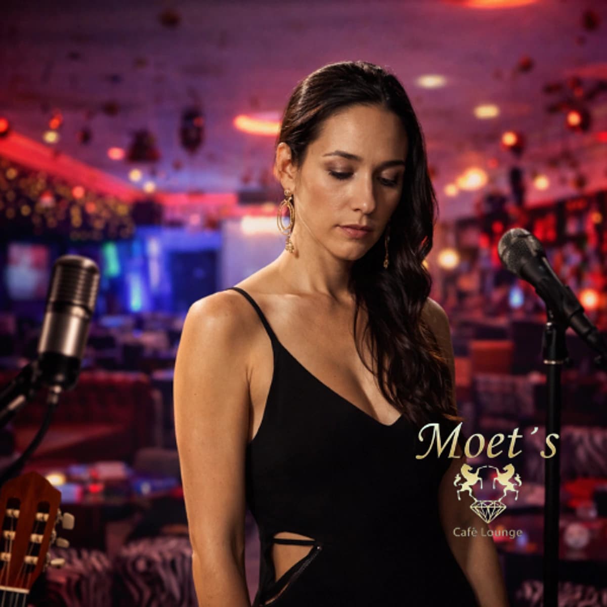 Ana Soto actuando en directo en Möet’s Lounge Marbella, cantante flamenca con micrófono y guitarra en un ambiente íntimo de tardeo flamenco en el centro de Marbella casco antiguo.