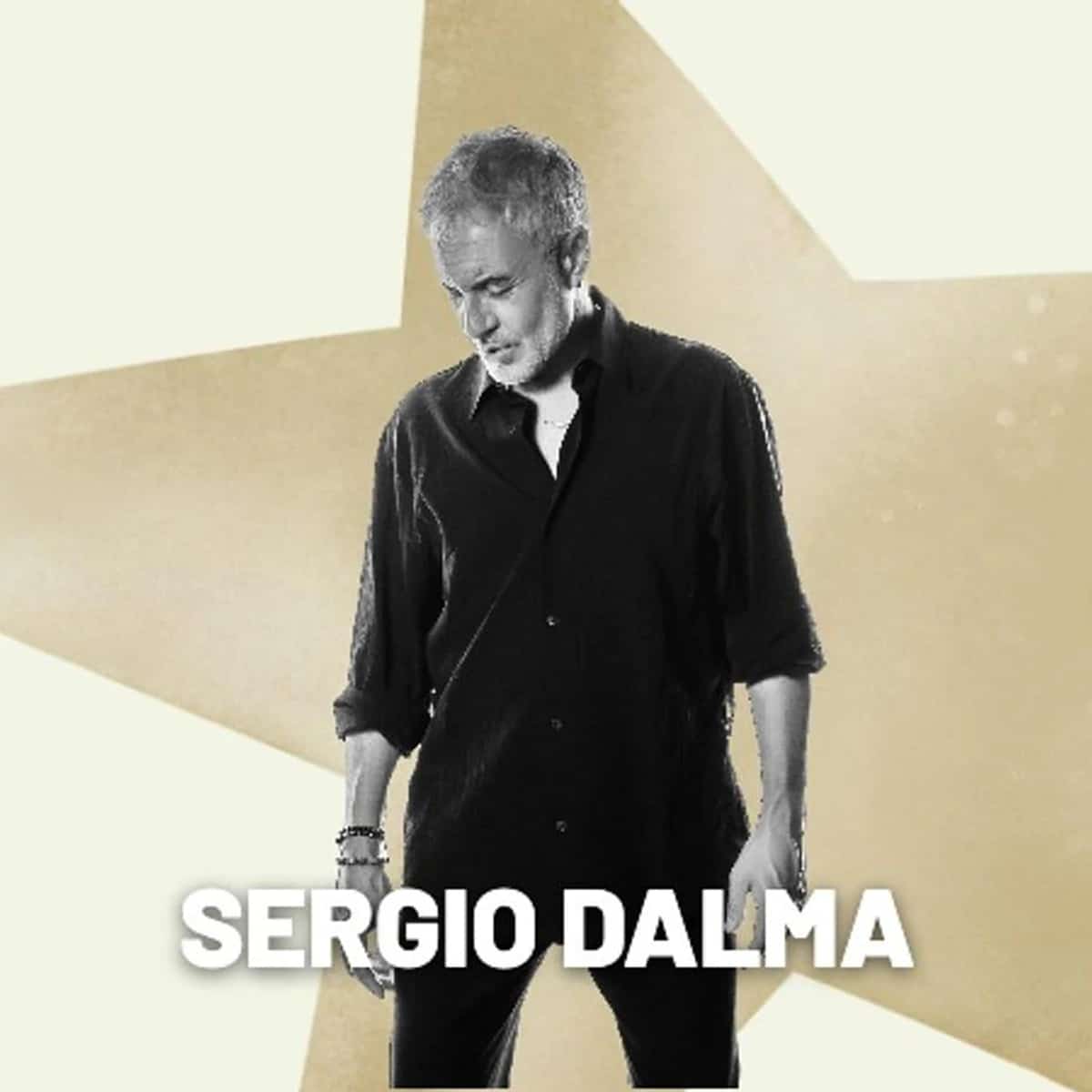 Sergio Dalma en retrato en blanco y negro con camisa oscura en el cartel oficial de su concierto del 4 de agosto en Starlite Occident.
