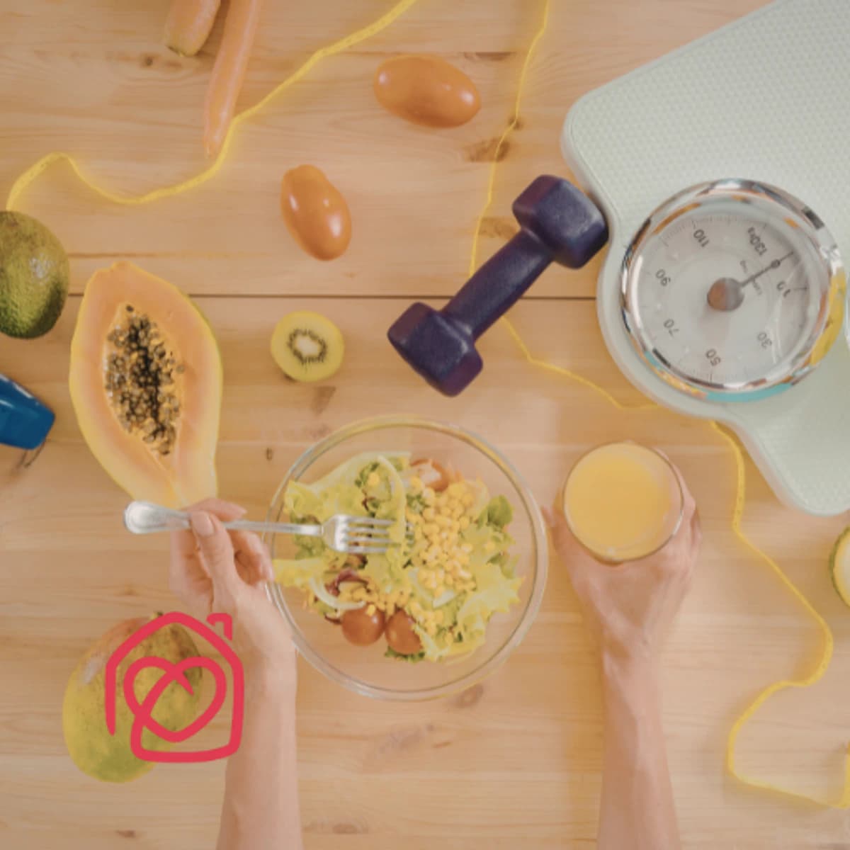 Imagen cenital de alimentación saludable con ensalada, frutas, báscula y material deportivo, representando hábitos saludables y nutrición consciente. Fotografía asociada a taller de nutrición infantil en Marbella, enfocada en bienestar, salud familiar, alimentación equilibrada y estilo de vida saludable.