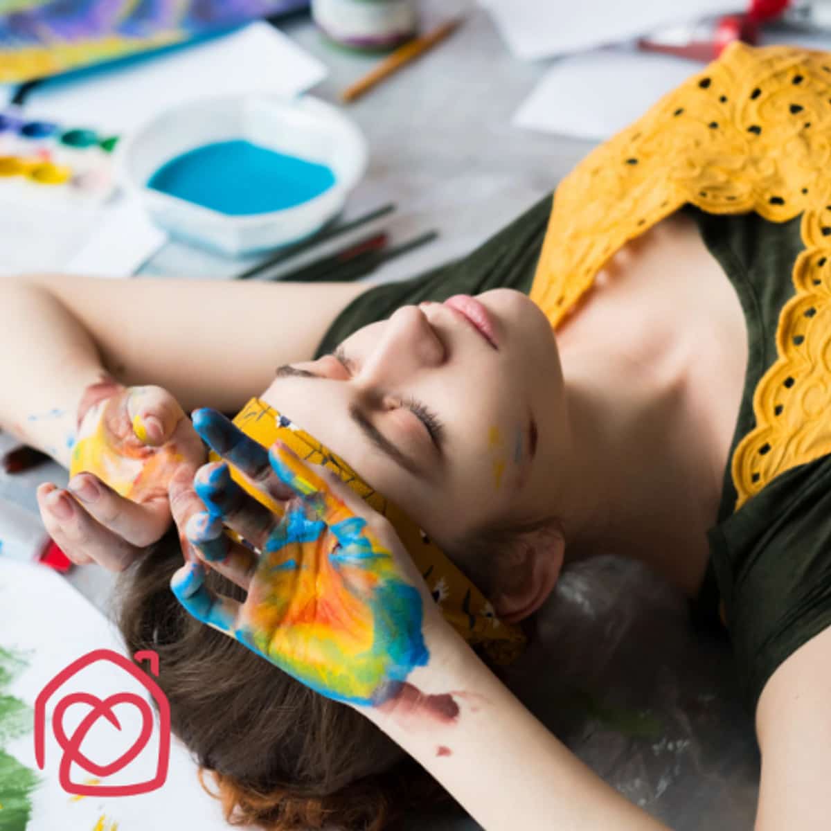 Taller de mindfulness y arteterapia en Casa Ángeles Marbella, persona relajada con pintura en las manos durante una actividad creativa enfocada en bienestar emocional, expresión artística y conexión interior.