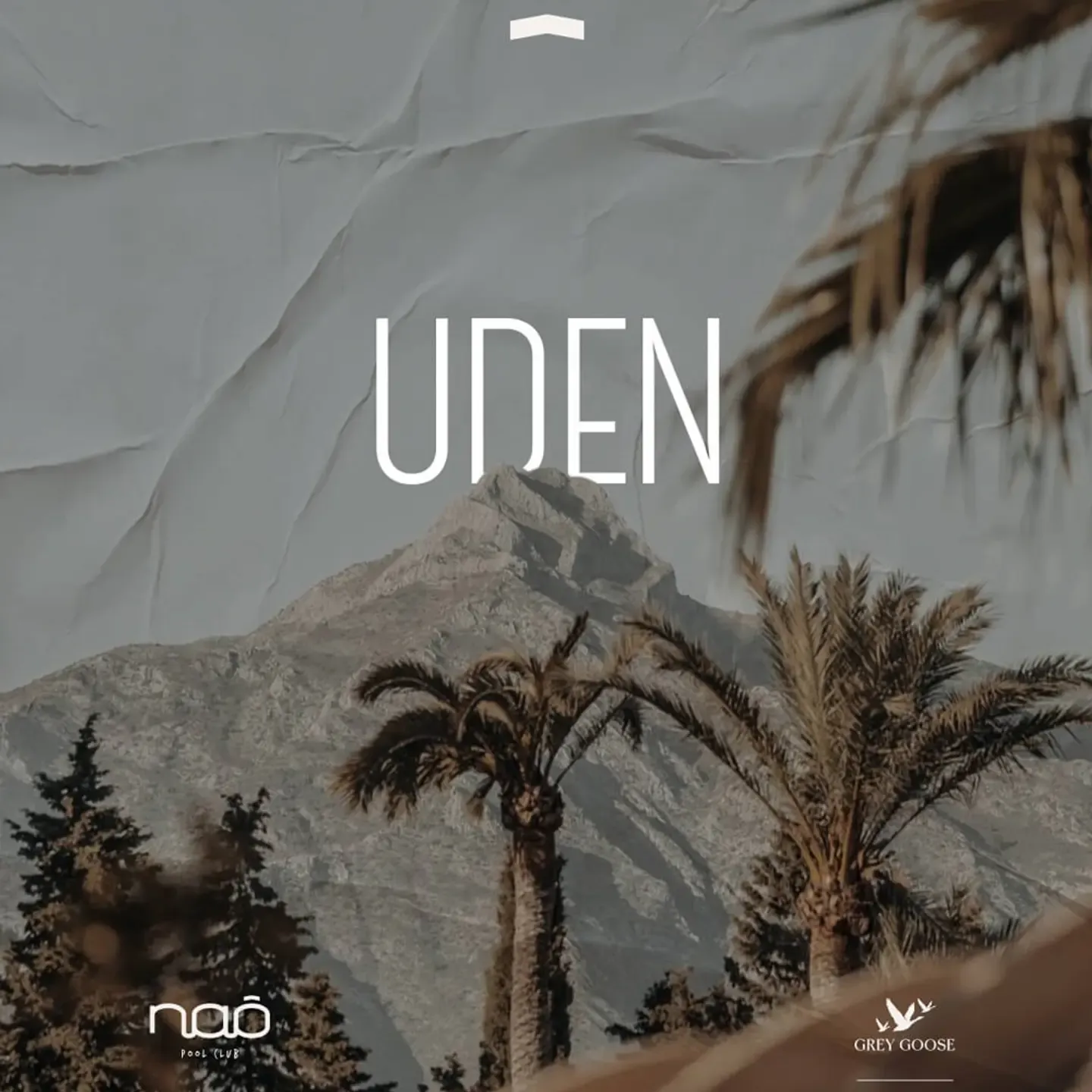 Escena vibrante junto a la piscina con personas disfrutando de música y sol en Nao Pool Club