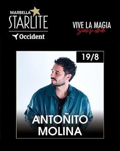 Antoñito Molina actuando en directo en el escenario de Starlite Occident durante un concierto de verano en Málaga.