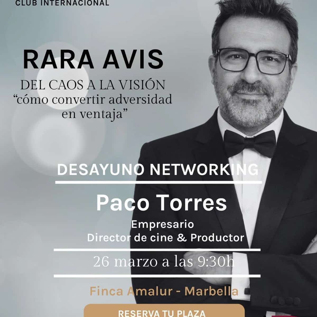 Cartel promocional del desayuno networking exclusivo de Sinergias Club en Finca Amalur, Marbella, con el cineasta y empresario Paco Torres hablando sobre liderazgo y visión.
