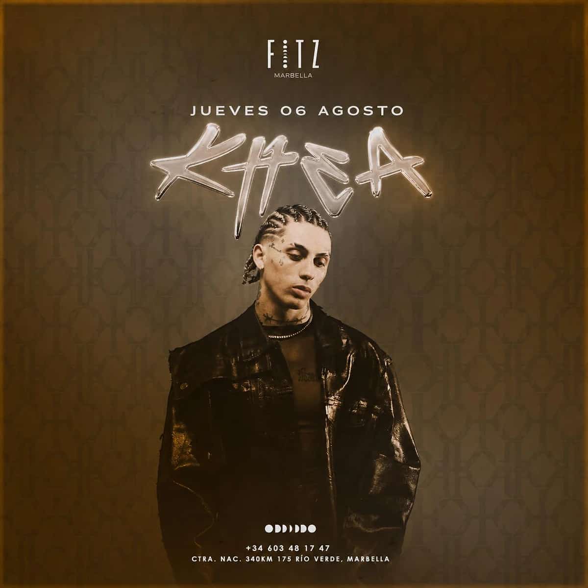 Cartel de KHEA en FITZ Marbella para el jueves 6 de agosto, con fondo marrón dorado, patrón geométrico, retrato del artista con trenzas, tatuajes y chaqueta negra, y nombre KHEA en tipografía luminosa.