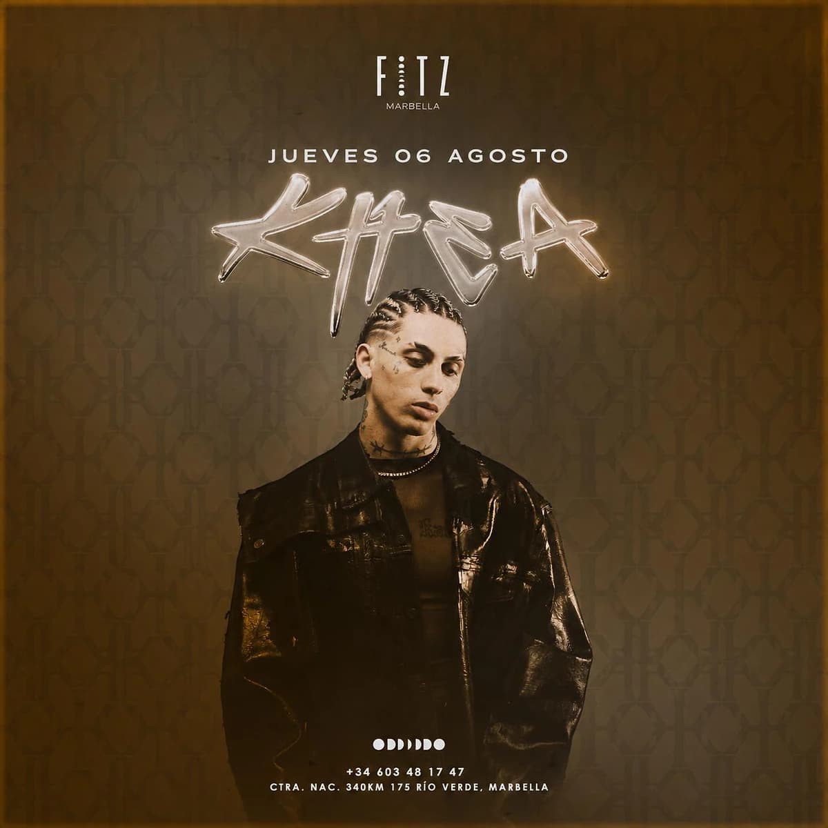 Cartel de KHEA en FITZ Marbella para el jueves 6 de agosto, con fondo marrón dorado, patrón geométrico, retrato del artista con trenzas, tatuajes y chaqueta negra, y nombre KHEA en tipografía luminosa.