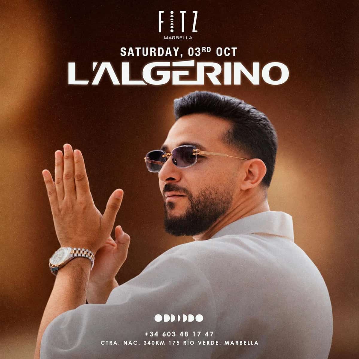 Cartel de L’Algérino en FITZ Marbella para el 3 de octubre, con retrato del artista con gafas sobre fondo marrón y fecha del evento en la parte superior.