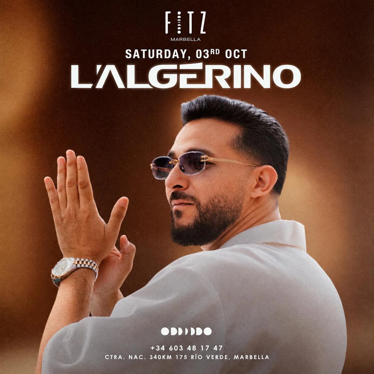 Cartel de L’Algérino en FITZ Marbella para el 3 de octubre, con retrato del artista con gafas sobre fondo marrón y fecha del evento en la parte superior.