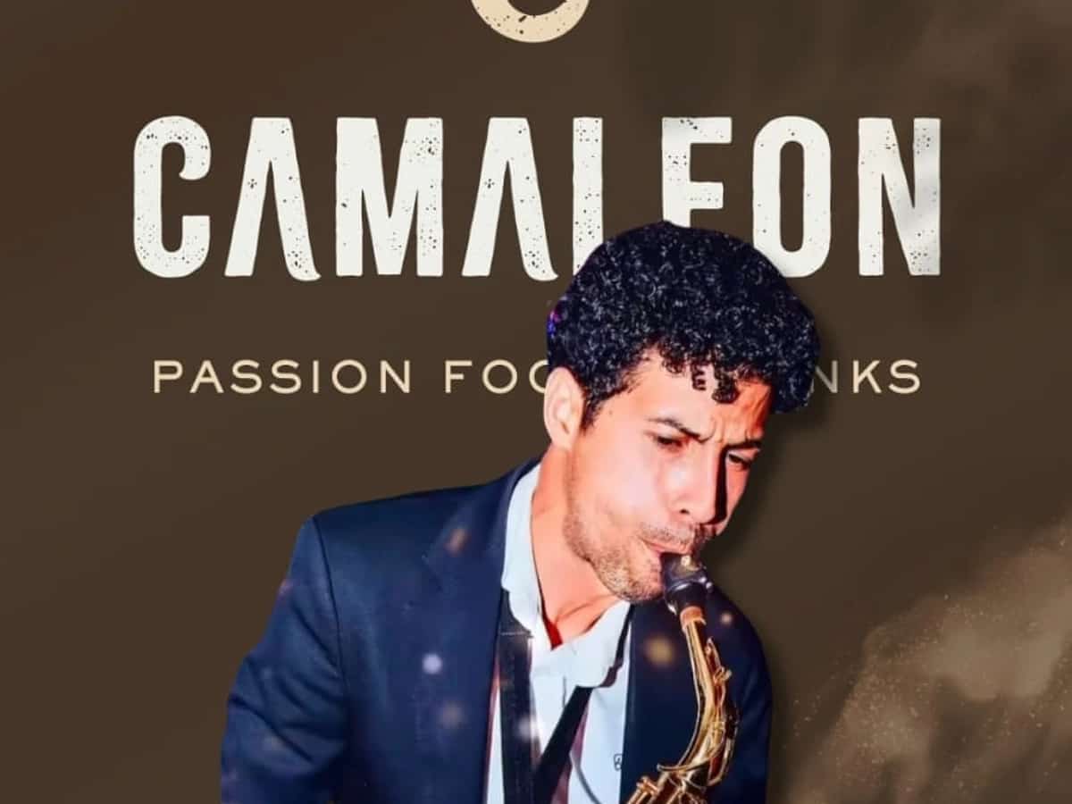 Cartel de Maikel Saxx en Camaleón Marbella con músico tocando el saxo y promoción de Dinner & Show para el 1 de mayo.