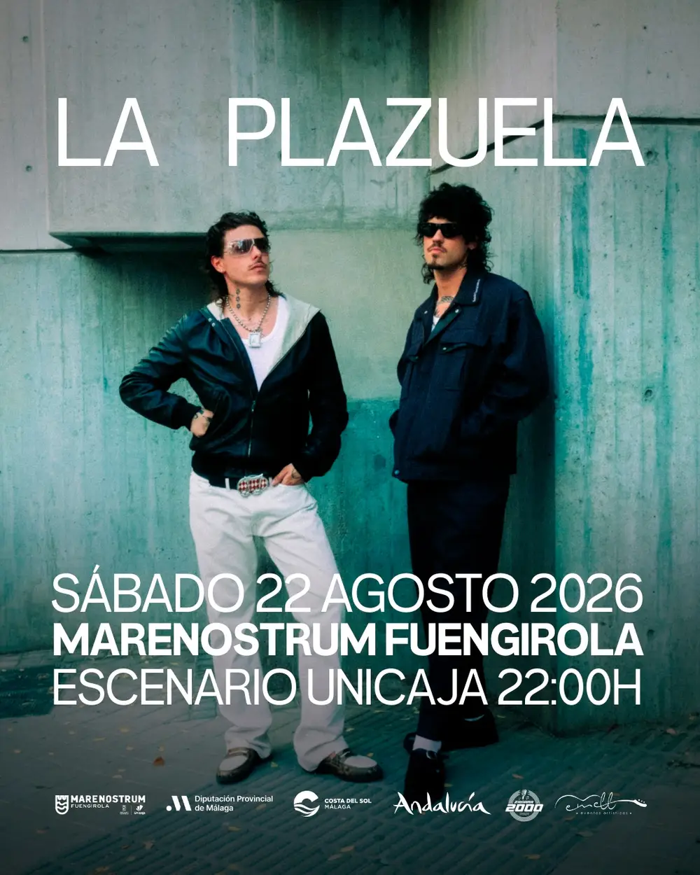 La Plazuela actuando en vivo con luces vibrantes y público