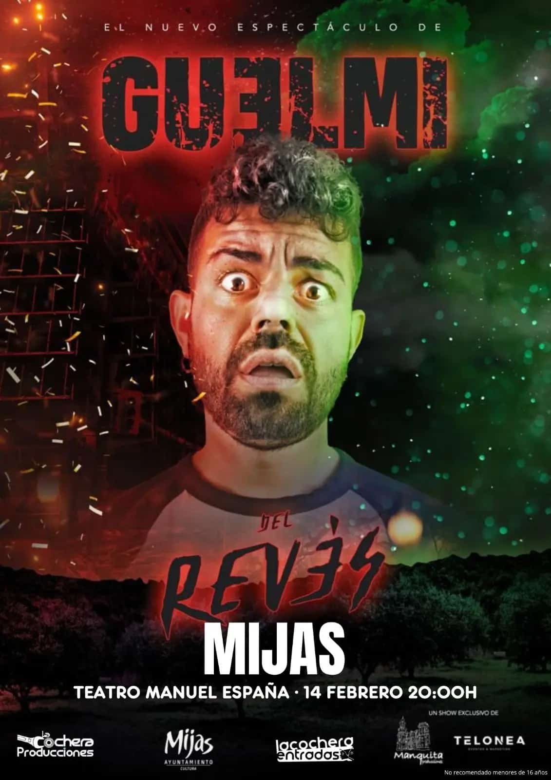 Guelmi actuando en el escenario con una expresión humorística