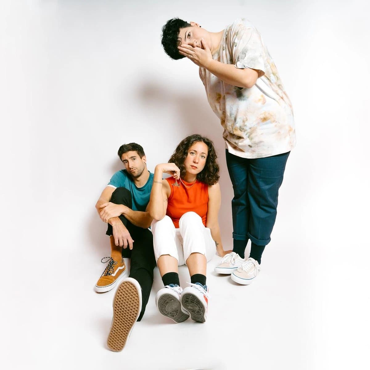 La banda de versiones The Killer Rockets interpretando un set electrizante de grandes éxitos del rock en directo en ANTOJO, Málaga.