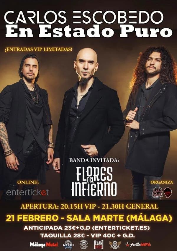 Carlos Escobedo actuando en directo en un concierto íntimo con ambiente cercano.