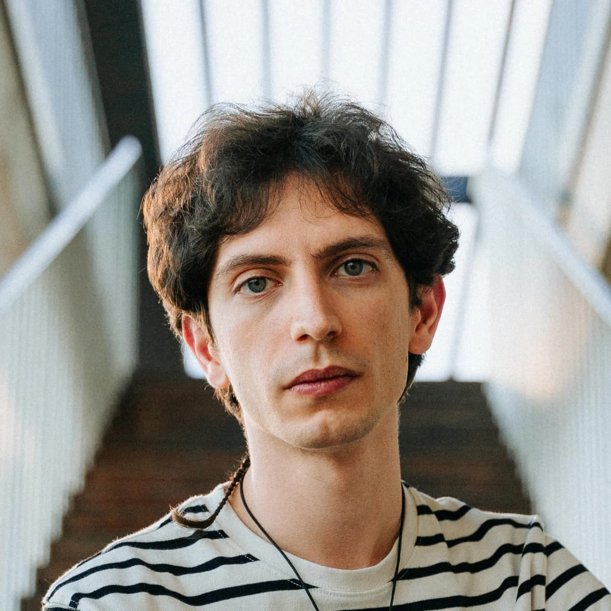 El multiinstrumentista Julián Carrasco interpretando un set de jazz en vivo con batería y piano en la Sala Paris 15 de Málaga.