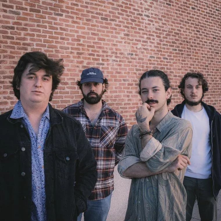 La banda Drugos actuando en vivo en el escenario