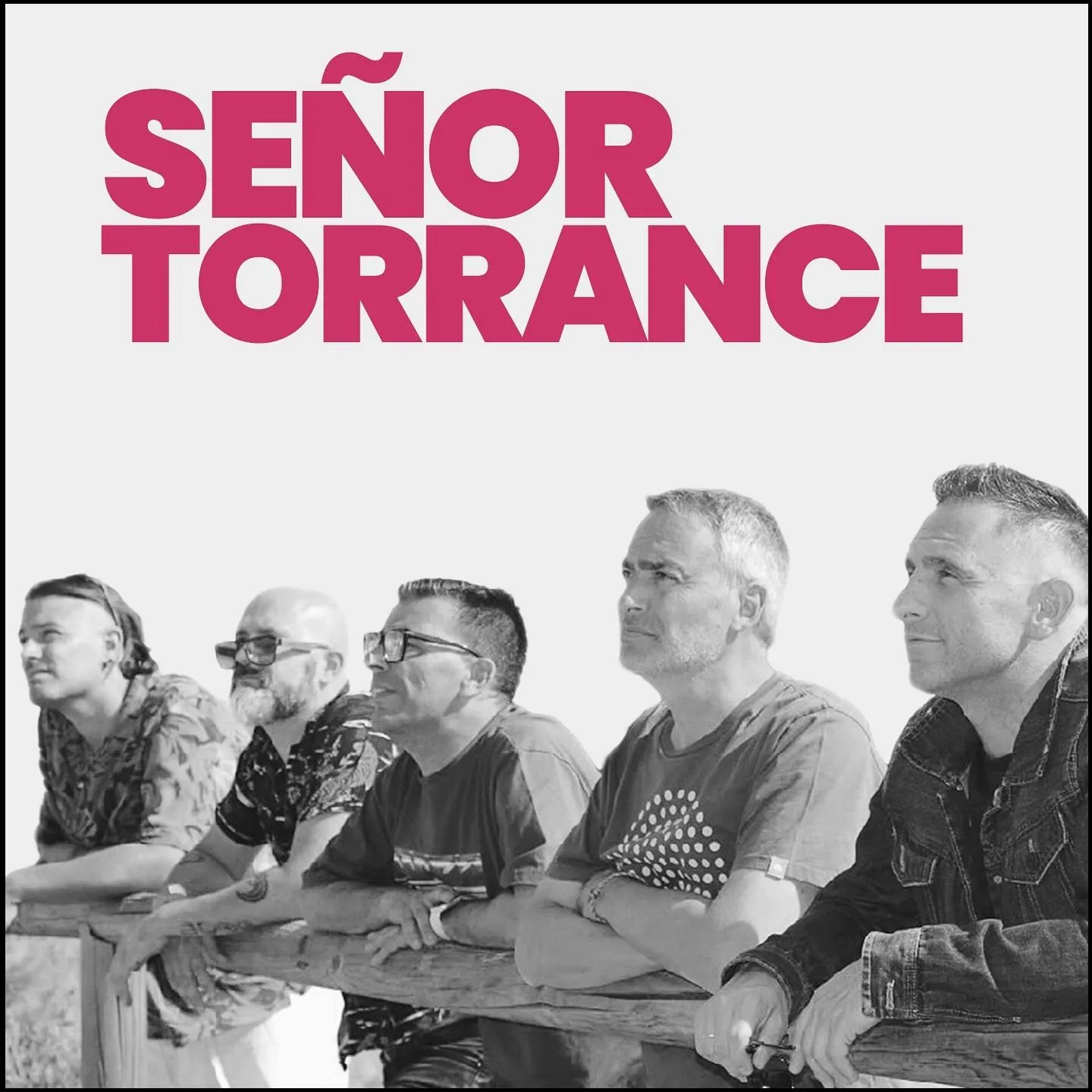 Señor Torrance actuando en vivo con luces de escenario vibrantes