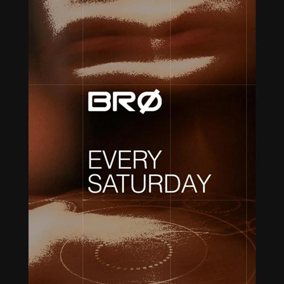 Cartel marrón y negro de Sábado BRØ en Málaga para el 17 de octubre, con el logo blanco del club y el texto «Every Saturday».