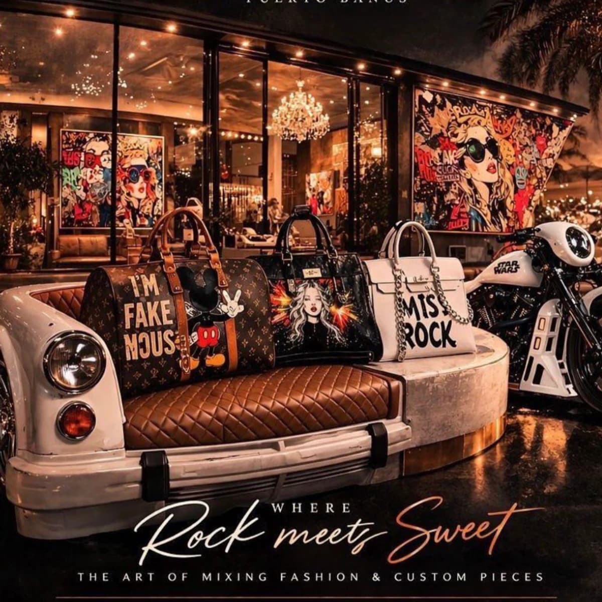 Fachada de una boutique de lujo iluminada en Puerto Banús de noche, con bolsos de diseño en primer plano, asientos de coche vintage y arte visual estilo pop que anuncia la inauguración de Rock & Sugar by Serena.