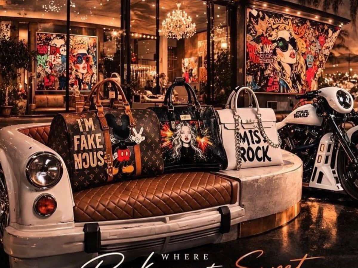Fachada de una boutique de lujo iluminada en Puerto Banús de noche, con bolsos de diseño en primer plano, asientos de coche vintage y arte visual estilo pop que anuncia la inauguración de Rock & Sugar by Serena.