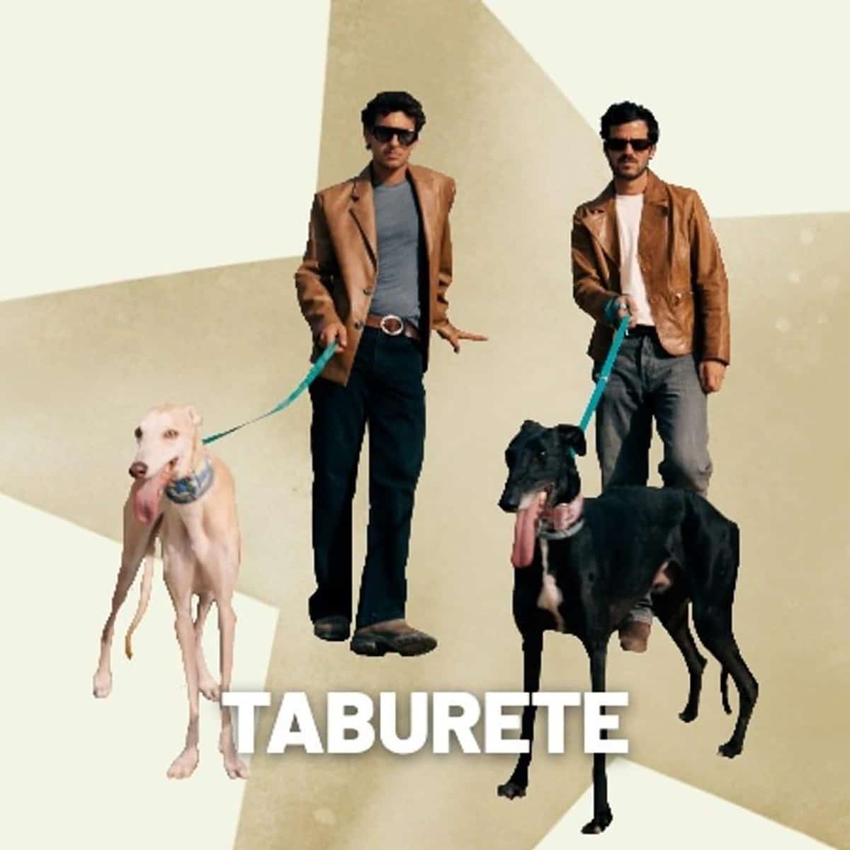 Willy Bárcenas y Antón Carreño de Taburete junto a dos perros sobre la estrella dorada de Starlite en el cartel de su concierto del 17 de agosto.
