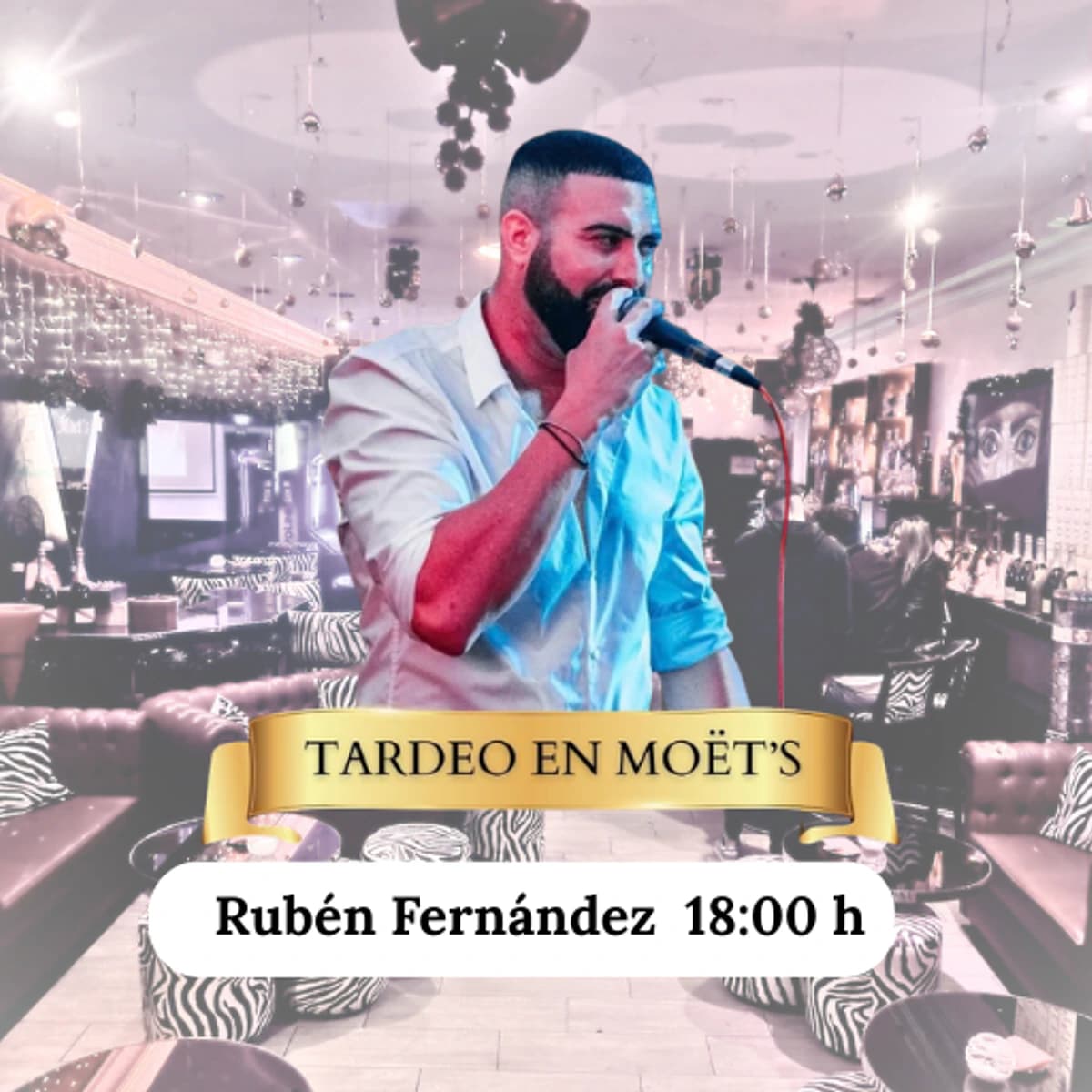Rubén Fernández cantando en directo durante un tardeo en Moët’s, con micrófono en mano y el interior del local al fondo.