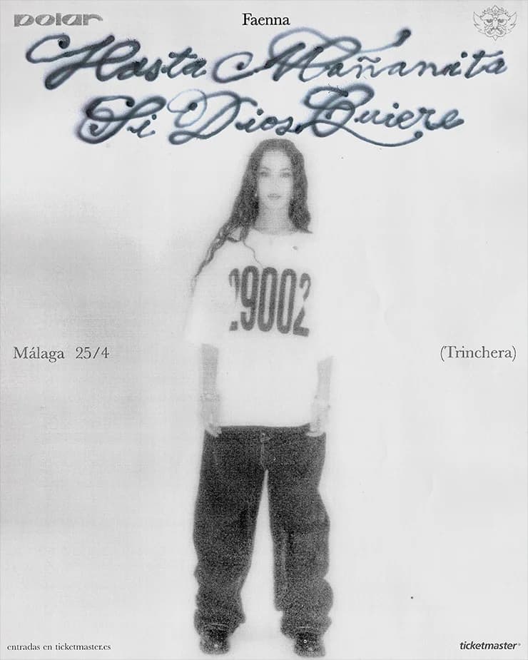 Faenna con un micrófono sobre un fondo colorido