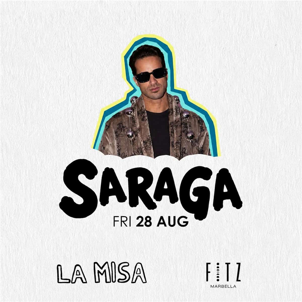 Cartel de Saraga x La Misa en FITZ Marbella para el viernes 28 de agosto, con fondo blanco texturizado, retrato del DJ con gafas oscuras, nombre SARAGA en tipografía negra grande y logos de La Misa y FITZ.
