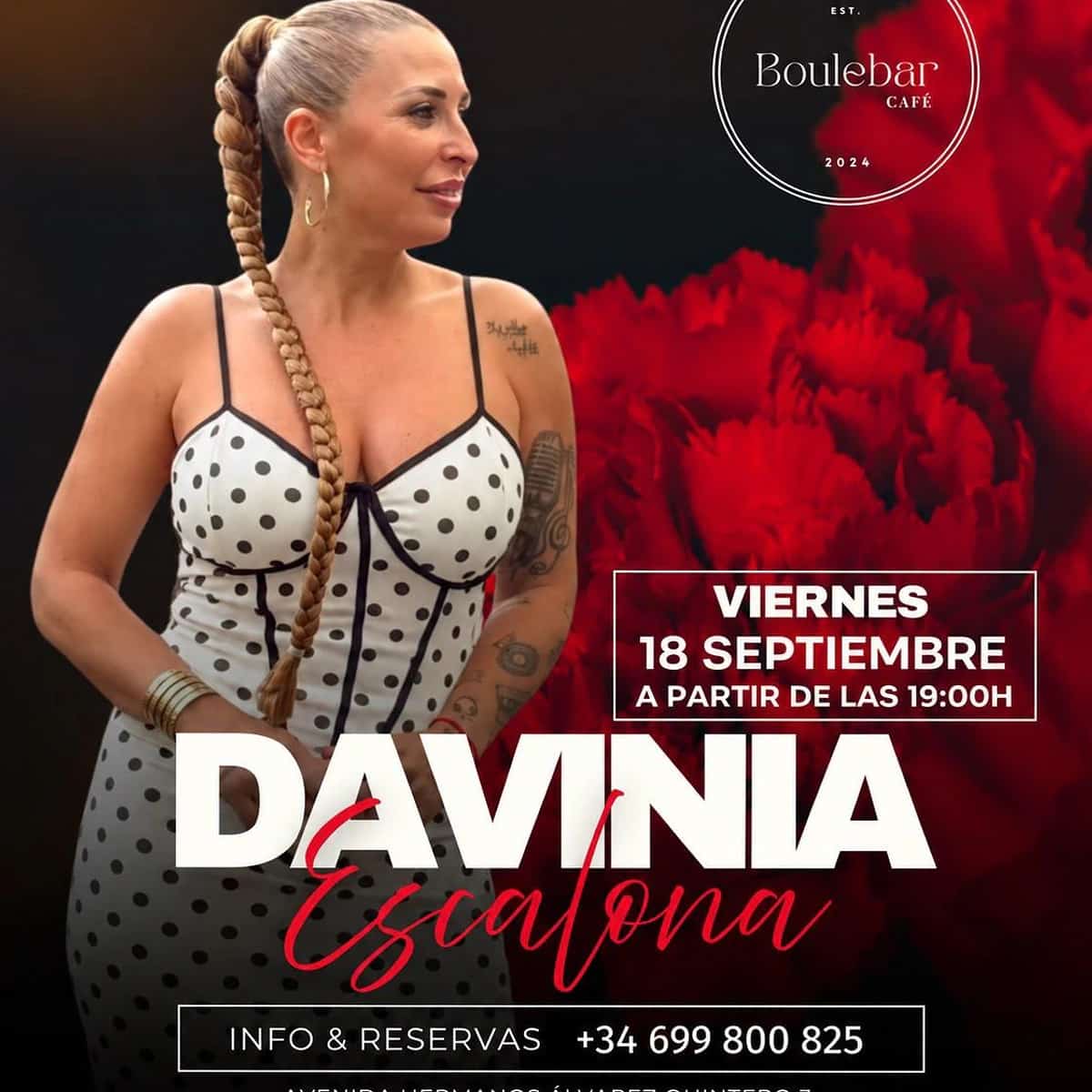 Davinia Escalona con vestido blanco de lunares y larga trenza frente a flores rojas en el cartel de su actuación del 18 de septiembre en Boulebar Café.