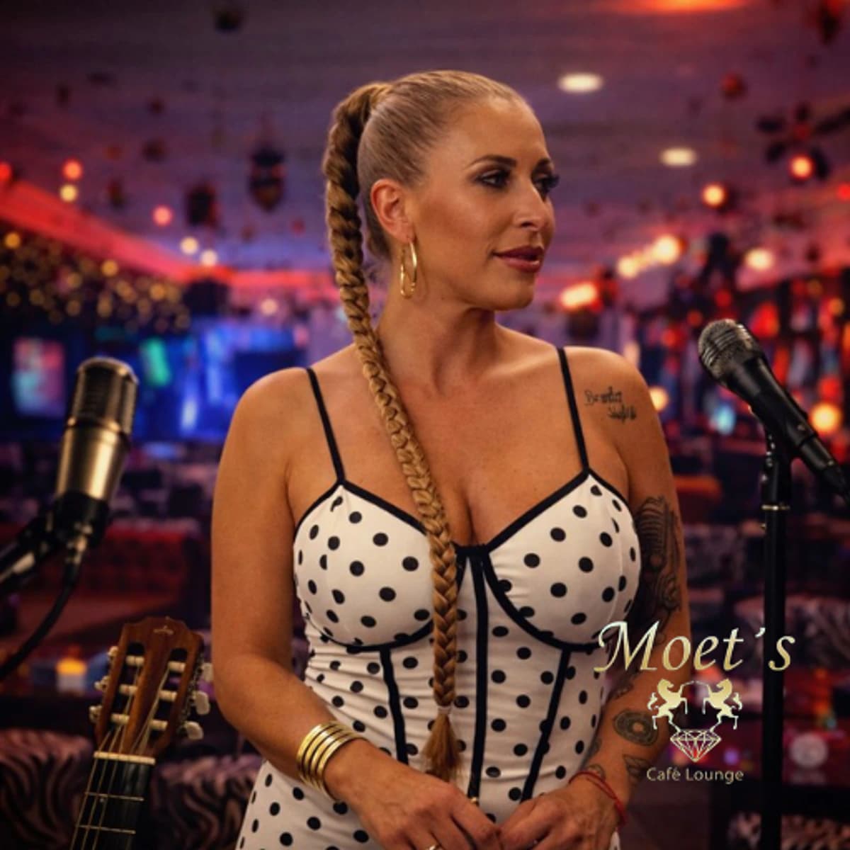 Cantante Davinia actuando en directo en Möet Lounge Marbella, tardeo flamenco con música en vivo en el centro histórico de Marbella.