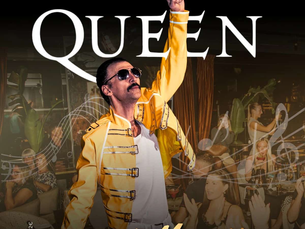 Cartel de Queen Tribute en La Sala Puerto Banús con un artista caracterizado como Freddie Mercury levantando el puño sobre un fondo de público y ambiente de concierto.