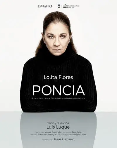 Lolita interpretando Poncia en un monólogo dramático en el Teatro del Soho CaixaBank de Málaga.