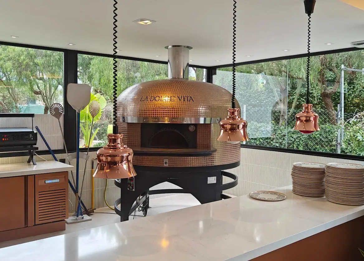 Horno de pizza Dolce Vitta en el hotel Occidental Puerto Banús, Málaga, un horno profesional de estilo italiano considerado uno de los mejores hornos de pizza de la Costa del Sol.